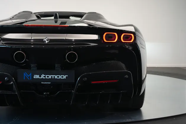 FERRARI SF90 Spider *CH-Fahrzeug* *Nero Daytona* *Carbon*
