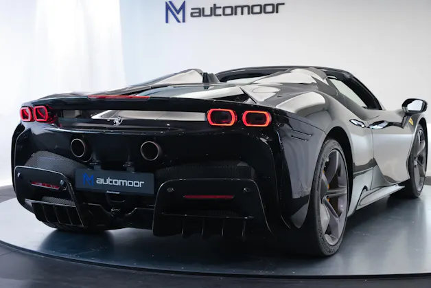 FERRARI SF90 Spider *CH-Fahrzeug* *Nero Daytona* *Carbon*