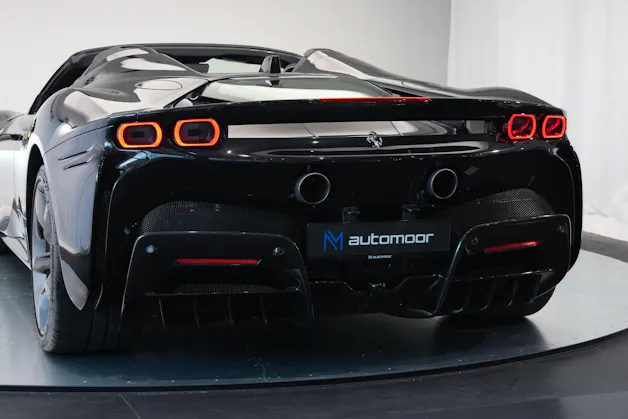 FERRARI SF90 Spider *CH-Fahrzeug* *Nero Daytona* *Carbon*