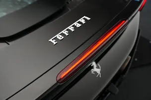 FERRARI SF90 Spider *CH-Fahrzeug* *Nero Daytona* *Carbon*