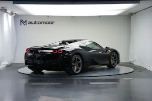 FERRARI SF90 Spider *CH-Fahrzeug* *Nero Daytona* *Carbon*