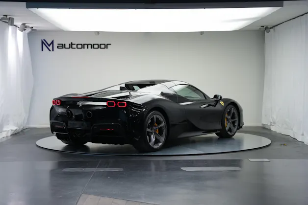 FERRARI SF90 Spider *CH-Fahrzeug* *Nero Daytona* *Carbon*
