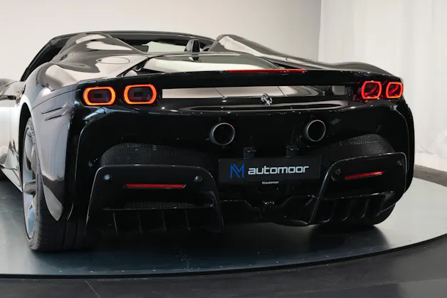 FERRARI SF90 Spider *CH-Fahrzeug* *Nero Daytona* *Carbon*