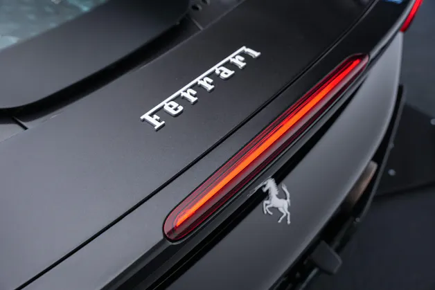 FERRARI SF90 Spider *CH-Fahrzeug* *Nero Daytona* *Carbon*