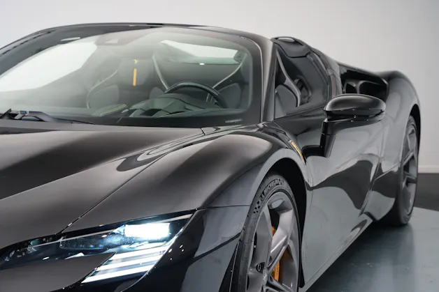 FERRARI SF90 Spider *CH-Fahrzeug* *Nero Daytona* *Carbon*