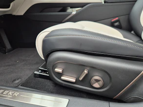 https://vehicle.imgix.net/4458312/589039e3-a9db-4ab3-9734-70cc8e108d9e.jpg