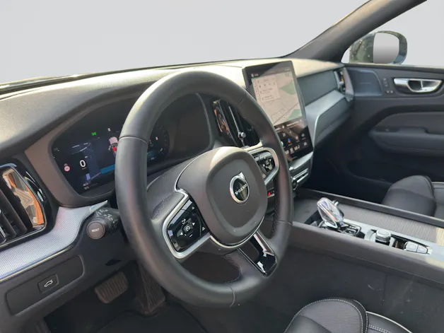 VOLVO XC60 B5 Benzin Mild Hybrid AWD Plus Black Edition