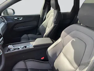 VOLVO XC60 B5 Benzin Mild Hybrid AWD Plus Black Edition