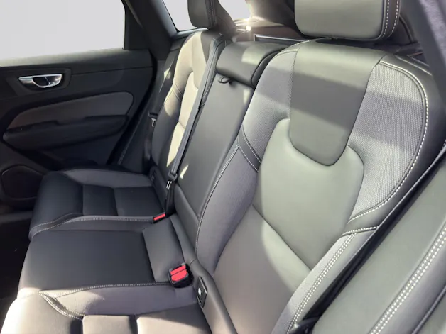 VOLVO XC60 B5 Benzin Mild Hybrid AWD Plus Black Edition