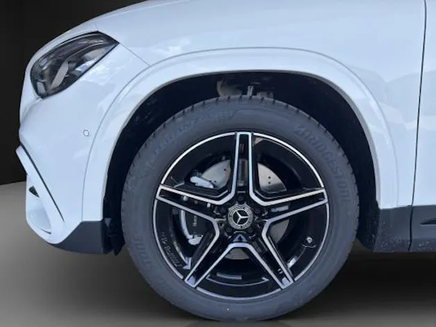 MERCEDES-BENZ GLA 200 Night Star 7G-D