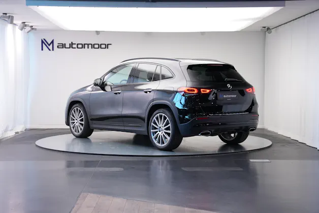 MERCEDES-BENZ GLA 220d 4Matic AMG Line 8G-DCT *AHK* *Panorama*