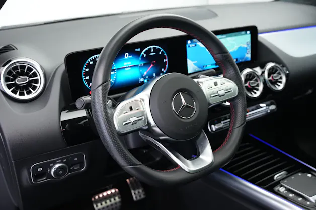 MERCEDES-BENZ GLA 220d 4Matic AMG Line 8G-DCT *AHK* *Panorama*