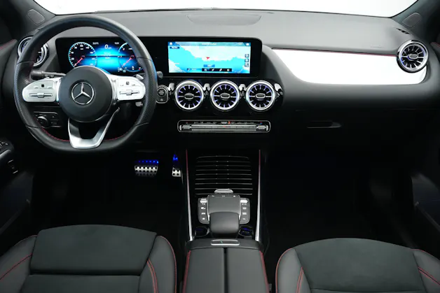 MERCEDES-BENZ GLA 220d 4Matic AMG Line 8G-DCT *AHK* *Panorama*