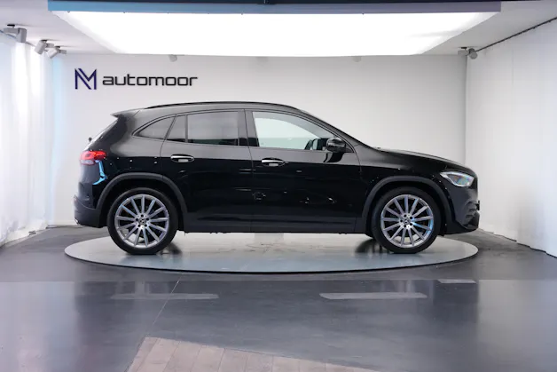 MERCEDES-BENZ GLA 220d 4Matic AMG Line 8G-DCT *AHK* *Panorama*