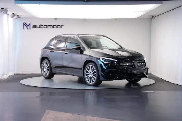 MERCEDES-BENZ GLA 220d 4Matic AMG Line 8G-DCT *AHK* *Panorama*