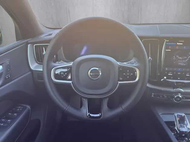 VOLVO XC60 B5 Benzin Mild Hybrid AWD Plus Dark Geartronic