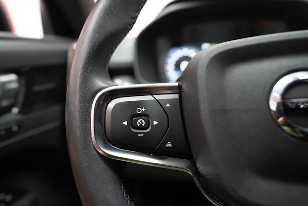 VOLVO XC40 1.5 T5 PiH R-Design / CH-Fahrzeug / Panorama / 360°Kamera /