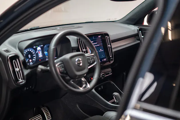 VOLVO XC40 1.5 T5 PiH R-Design / CH-Fahrzeug / Panorama / 360°Kamera /