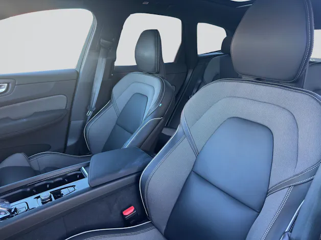 VOLVO XC60 B5 Benzin Mild Hybrid AWD Plus Black Edition