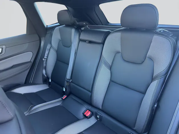 VOLVO XC60 B5 Benzin Mild Hybrid AWD Plus Black Edition