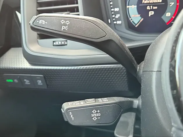 AUDI A1 Sportback 30 TFSI Attraction S-tronic Pythongelb Metallic
