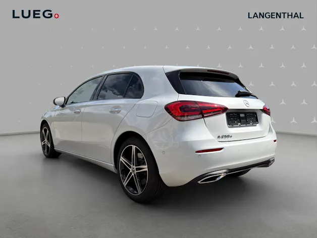 MERCEDES-BENZ A 250e Progressive 8G-DCT
