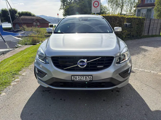VOLVO XC60 2.4 D5 Momentum R-Design