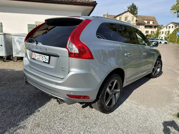 VOLVO XC60 2.4 D5 Momentum R-Design