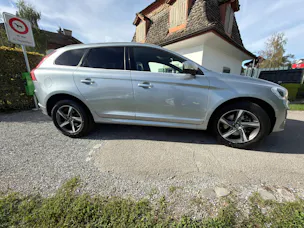 VOLVO XC60 2.4 D5 Momentum R-Design
