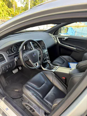 VOLVO XC60 2.4 D5 Momentum R-Design