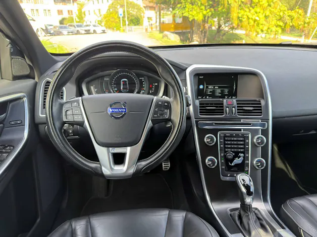 VOLVO XC60 2.4 D5 Momentum R-Design