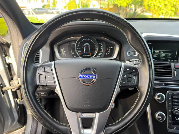 VOLVO XC60 2.4 D5 Momentum R-Design