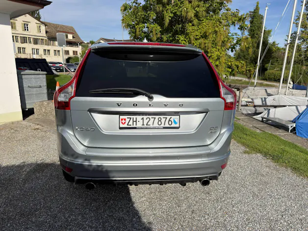 VOLVO XC60 2.4 D5 Momentum R-Design