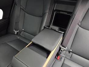 https://vehicle.imgix.net/4462578/526f7b15-c51d-49cb-ba48-e49c1aba9337.jpg