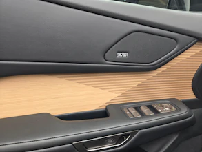 https://vehicle.imgix.net/4462578/9d5c4311-54de-4d5b-bd42-f450fd208631.jpg