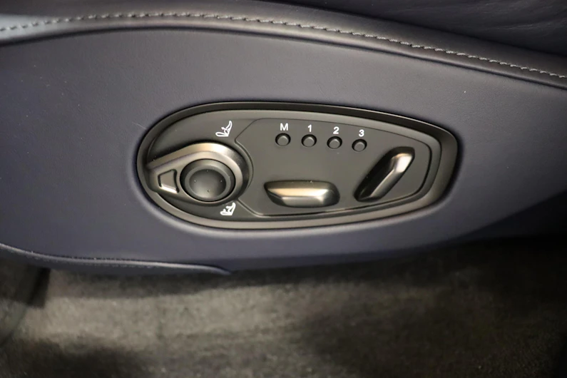 Fahrzeugbild ASTON MARTIN DBX