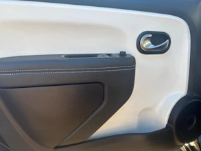 https://vehicle.imgix.net/4463513/85c3df0e-b738-4a99-b031-3820d9a3feeb.jpg