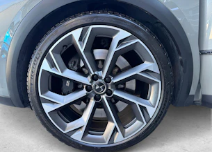 https://vehicle.imgix.net/4463924/b5f46c13-b460-49cf-a739-b823ee2f4672.jpg