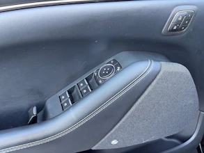 https://vehicle.imgix.net/4463953/e275bffa-fc5c-468a-a587-f77fcae51e99.jpg