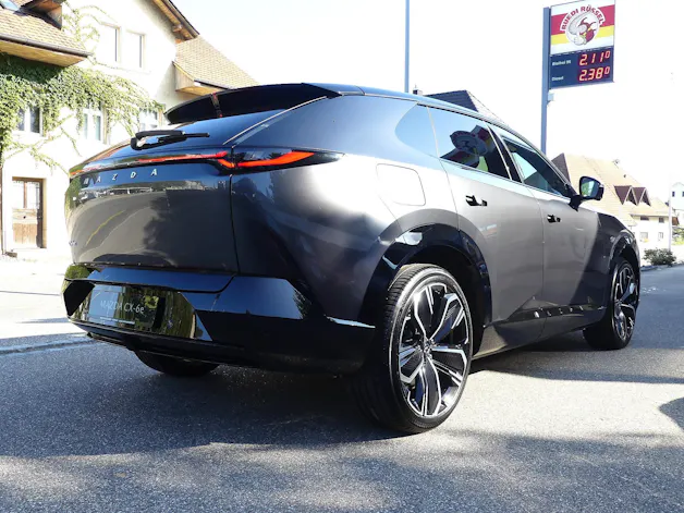 MAZDA CX-6e Takumi