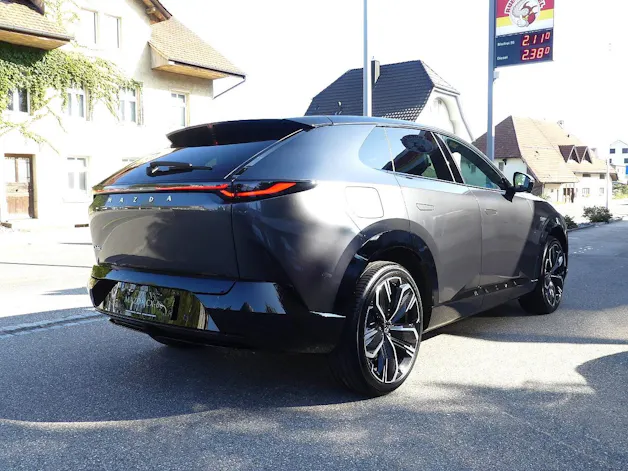 MAZDA CX-6e Takumi