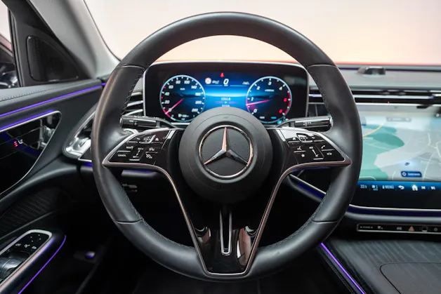 MERCEDES-BENZ E 220 d Avantgarde / MBUX Superscreen / Sitzheizung / 360° Kamera