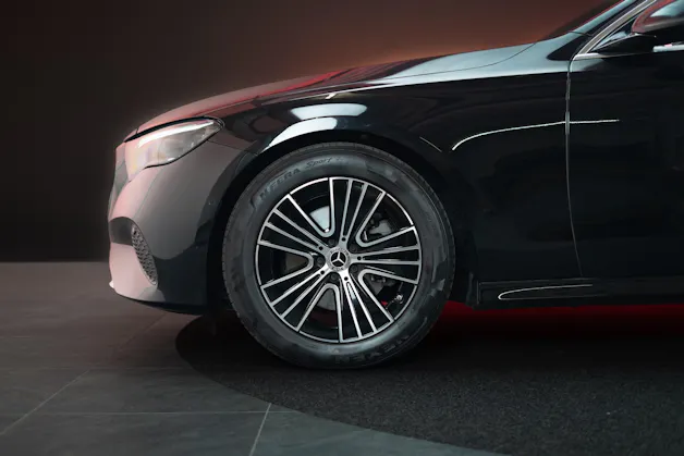 MERCEDES-BENZ E 220 d Avantgarde / MBUX Superscreen / Sitzheizung / 360° Kamera