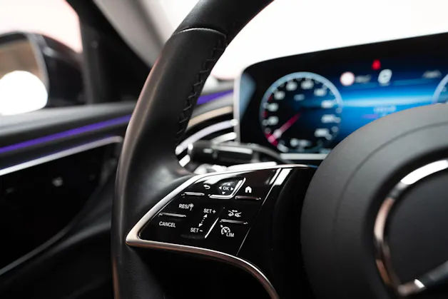 MERCEDES-BENZ E 220 d Avantgarde / MBUX Superscreen / Sitzheizung / 360° Kamera