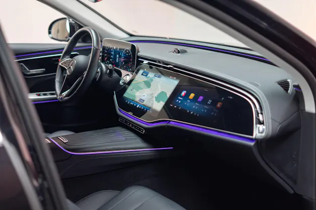 MERCEDES-BENZ E 220 d Avantgarde / MBUX Superscreen / Sitzheizung / 360° Kamera