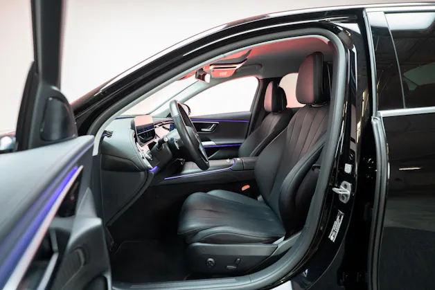 MERCEDES-BENZ E 220 d Avantgarde / MBUX Superscreen / Sitzheizung / 360° Kamera