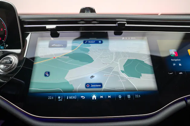 MERCEDES-BENZ E 220 d Avantgarde / MBUX Superscreen / Sitzheizung / 360° Kamera