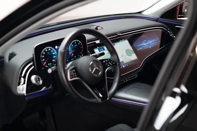 MERCEDES-BENZ E 220 d Avantgarde / MBUX Superscreen / Sitzheizung / 360° Kamera