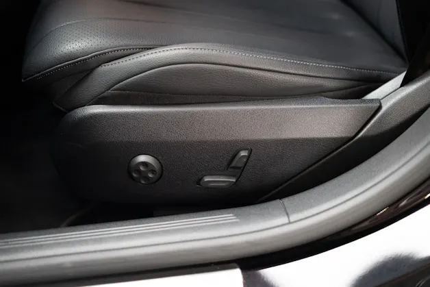 MERCEDES-BENZ E 220 d Avantgarde / MBUX Superscreen / Sitzheizung / 360° Kamera