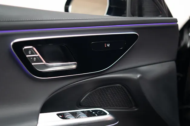 MERCEDES-BENZ E 220 d Avantgarde / MBUX Superscreen / Sitzheizung / 360° Kamera